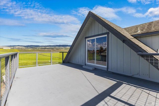 166 Davis Ln, Penngrove, CA 94951