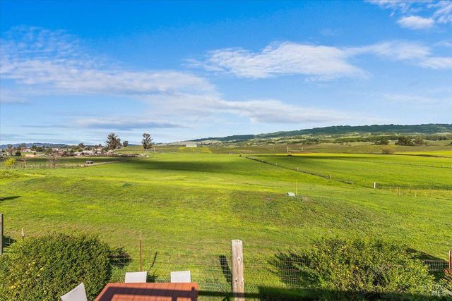 166 Davis Ln, Penngrove, CA 94951