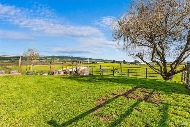 166 Davis Ln, Penngrove, CA 94951