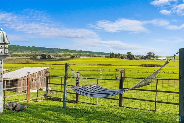 166 Davis Ln, Penngrove, CA 94951