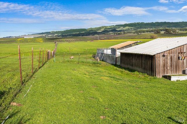 166 Davis Ln, Penngrove, CA 94951