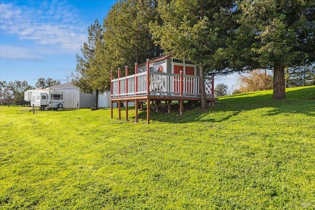 166 Davis Ln, Penngrove, CA 94951