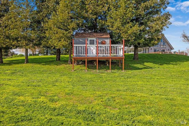 166 Davis Ln, Penngrove, CA 94951