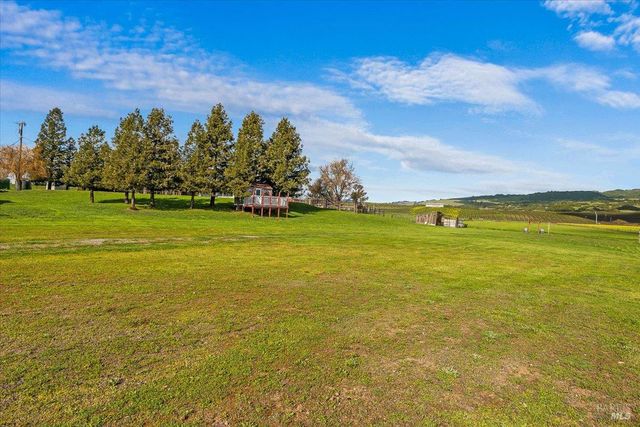 166 Davis Ln, Penngrove, CA 94951