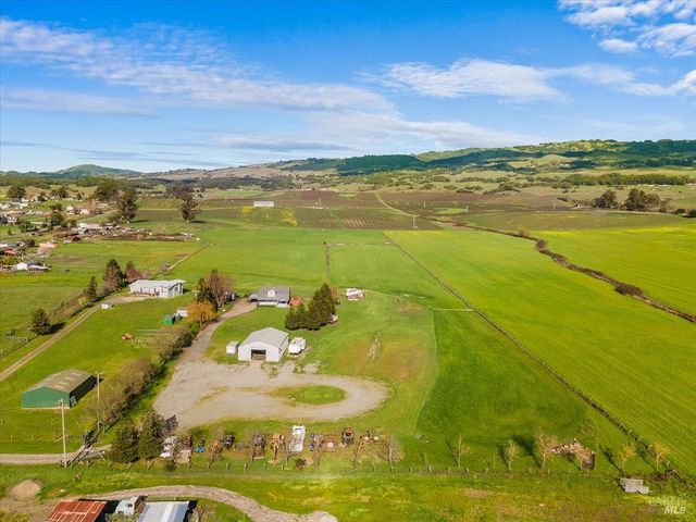 166 Davis Ln, Penngrove, CA 94951