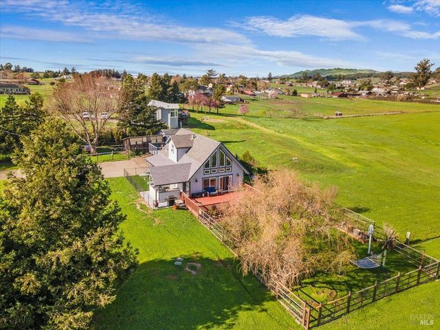 166 Davis Ln, Penngrove, CA 94951