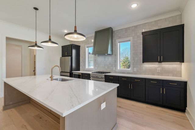 560 Highcrest Dr, Nashville, TN 37211