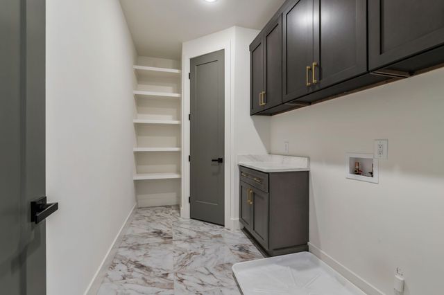 560 Highcrest Dr, Nashville, TN 37211