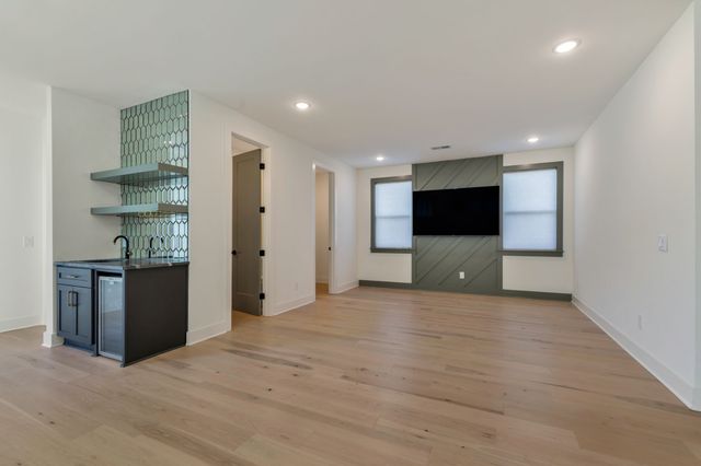 560 Highcrest Dr, Nashville, TN 37211