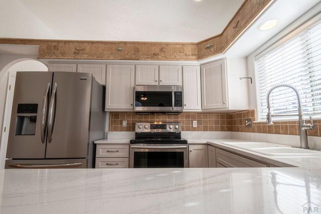 935 Maplecrest Dr, Pueblo, CO 81005