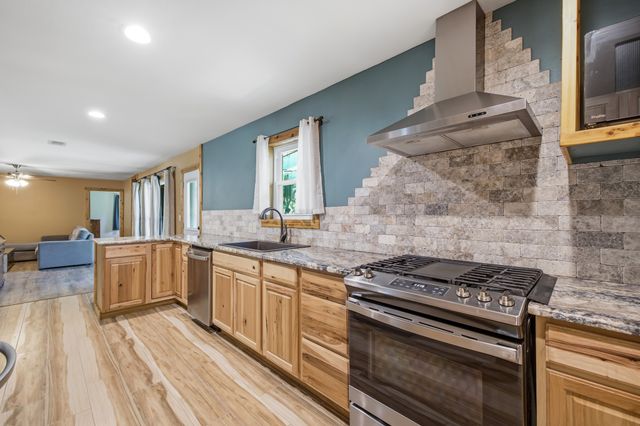 612 Oakwood Drive, Euless, TX 76040
