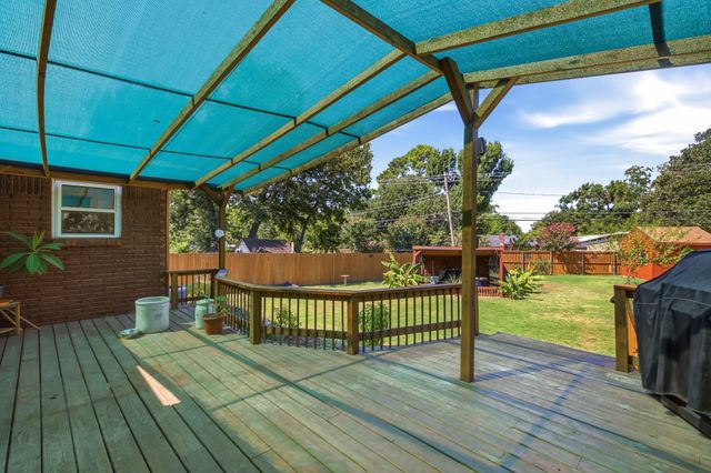 612 Oakwood Drive, Euless, TX 76040
