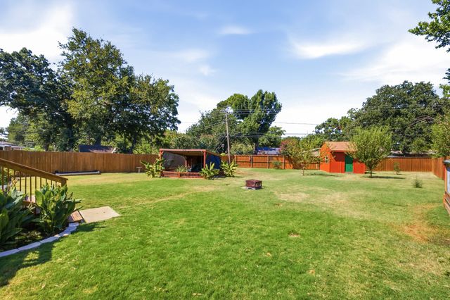 612 Oakwood Drive, Euless, TX 76040