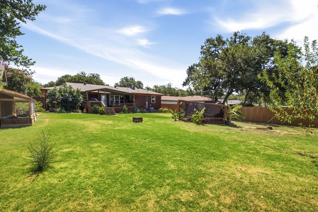 612 Oakwood Drive, Euless, TX 76040