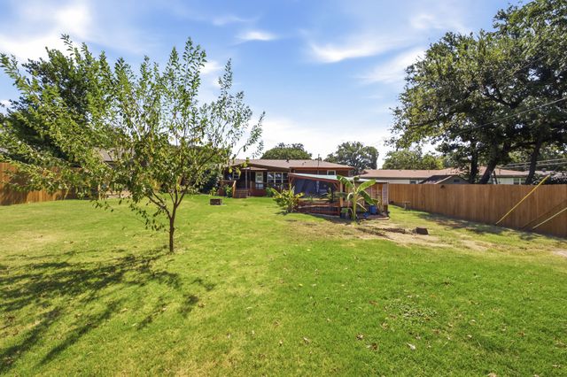 612 Oakwood Drive, Euless, TX 76040