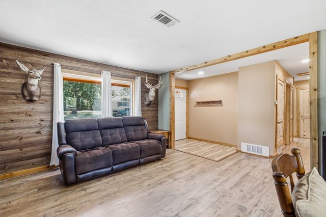 612 Oakwood Drive, Euless, TX 76040