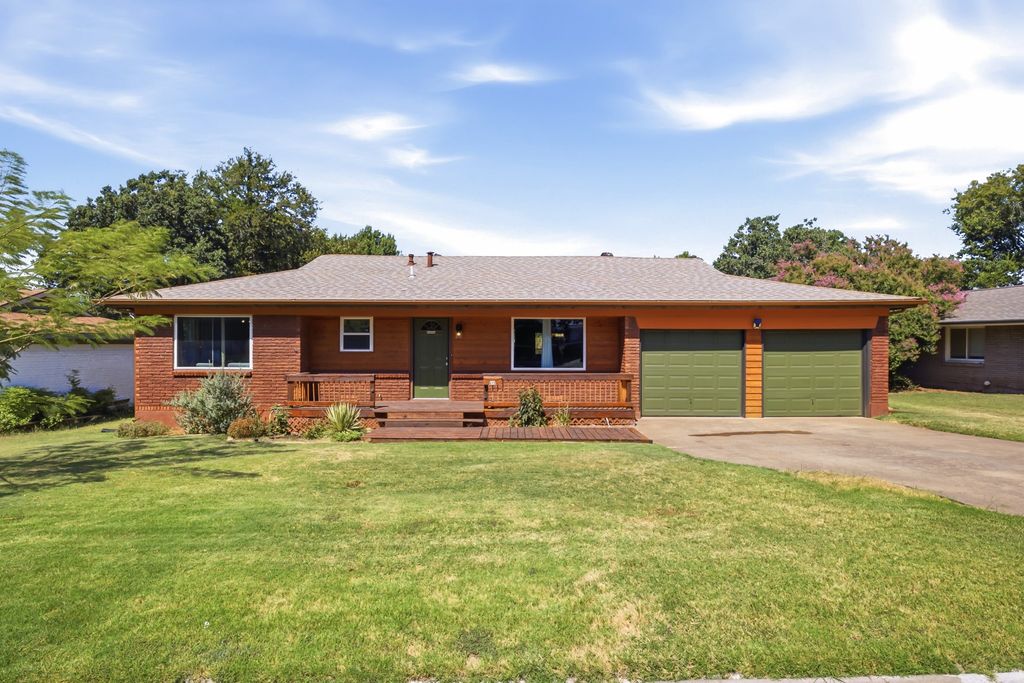612 Oakwood Drive, Euless, TX 76040