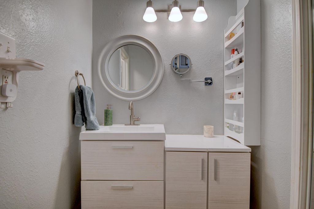 Image 10 of property listing at 4717 Country Club Lane NW A7, Albuquerque, NM 87114