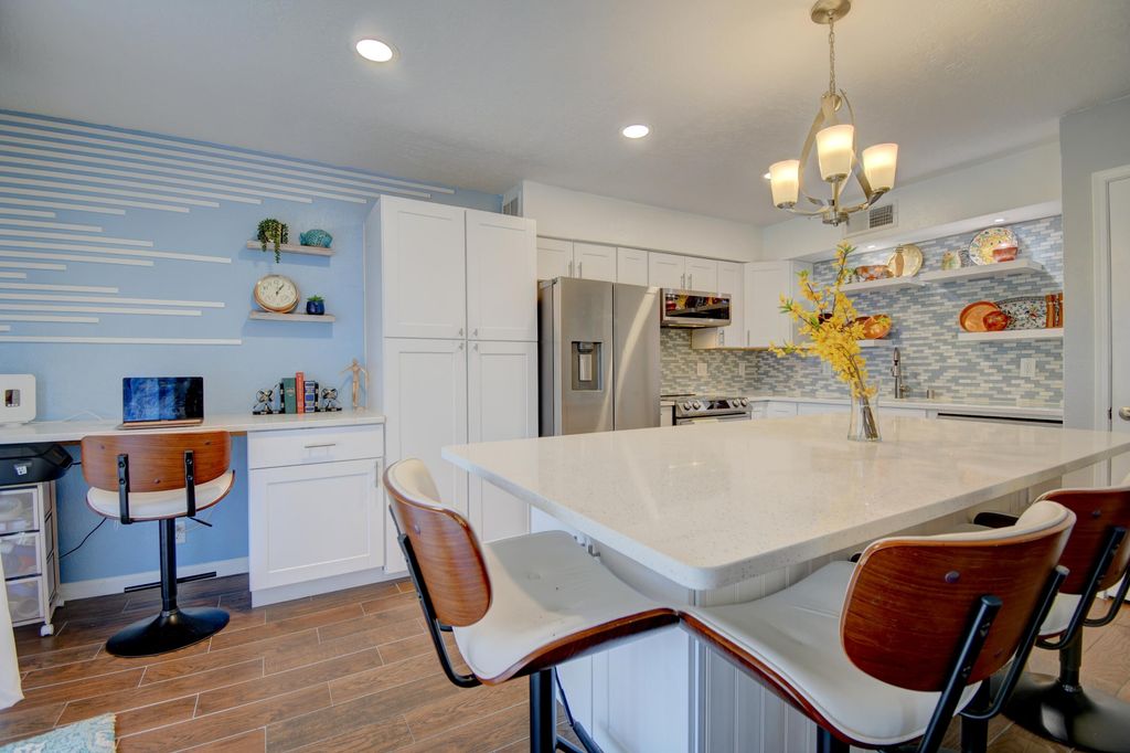 Image 4 of property listing at 4717 Country Club Lane NW A7, Albuquerque, NM 87114