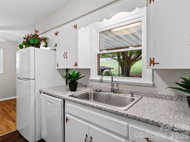 230 School Road E, Asheville, NC 28803