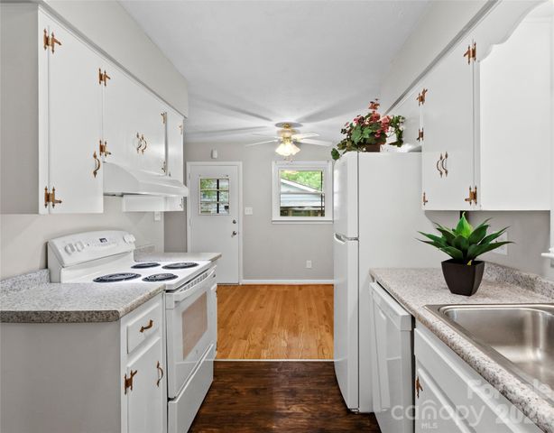 230 School Road E, Asheville, NC 28803