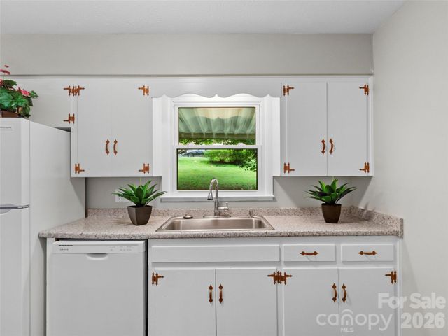 230 School Road E, Asheville, NC 28803