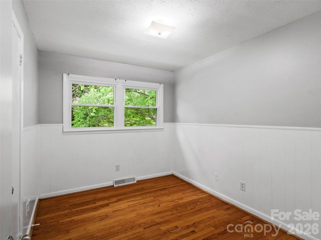 230 School Road E, Asheville, NC 28803