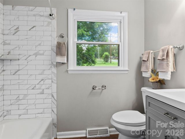230 School Road E, Asheville, NC 28803