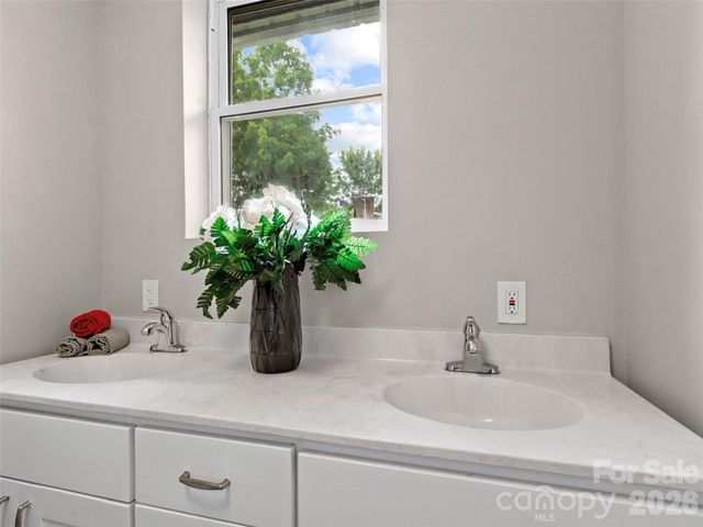 230 School Road E, Asheville, NC 28803