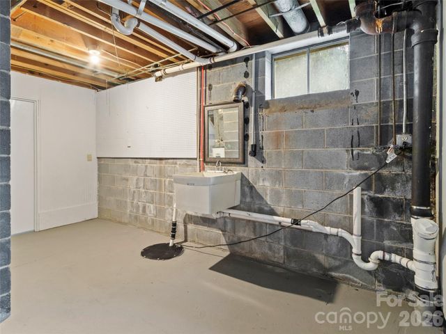 230 School Road E, Asheville, NC 28803