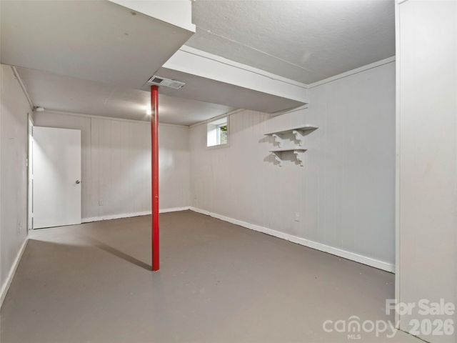 230 School Road E, Asheville, NC 28803