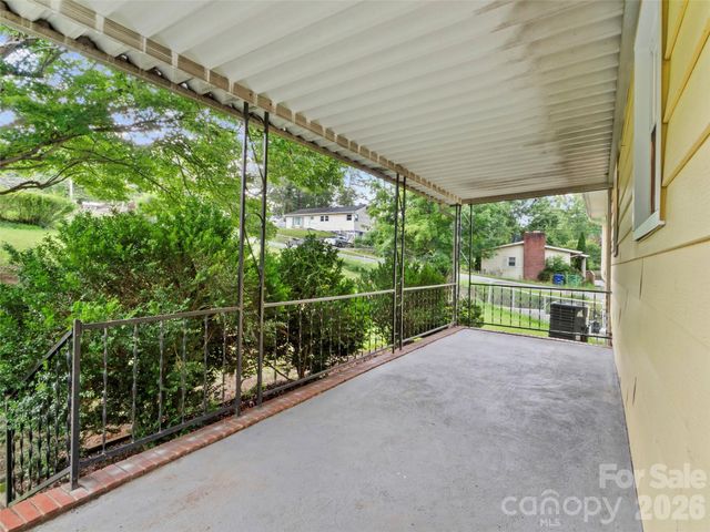 230 School Road E, Asheville, NC 28803
