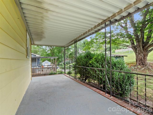 230 School Road E, Asheville, NC 28803