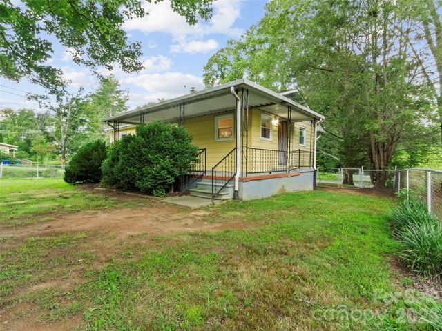 230 School Road E, Asheville, NC 28803