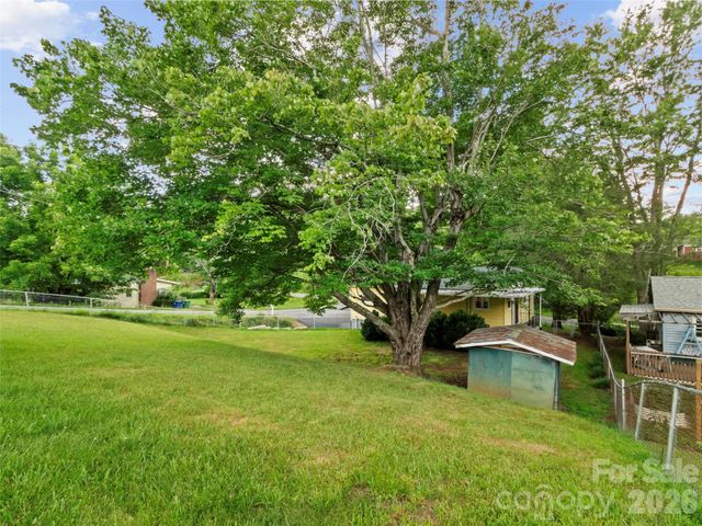 230 School Road E, Asheville, NC 28803