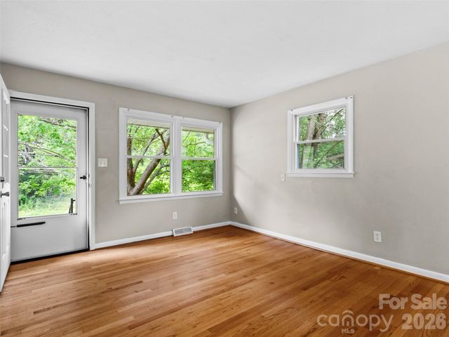 230 School Road E, Asheville, NC 28803
