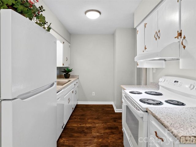 230 School Road E, Asheville, NC 28803