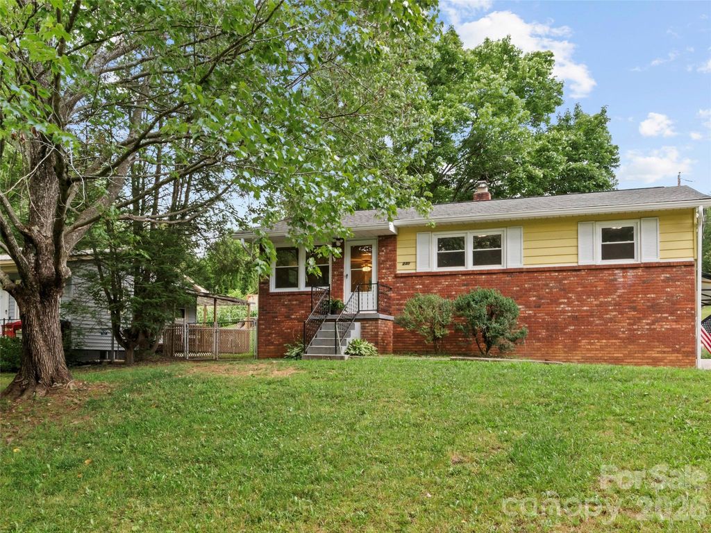 230 School Road E, Asheville, NC 28803