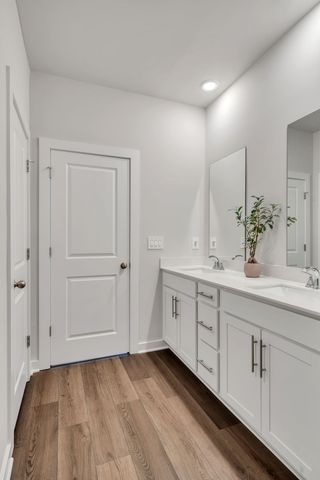 1752 Flora Grv, Hermitage, TN 37076