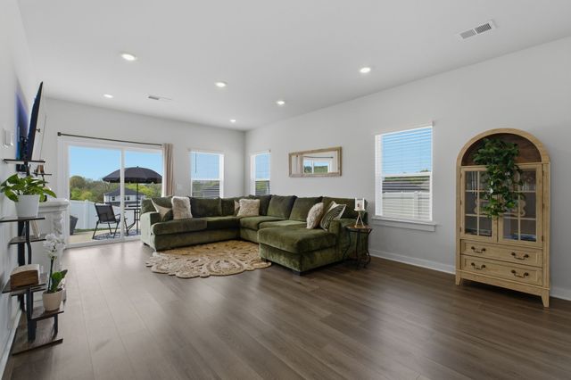 1752 Flora Grv, Hermitage, TN 37076