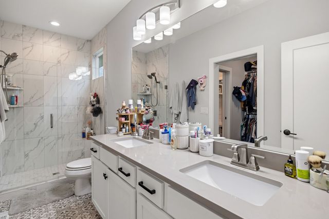 14916 Walnut Meadows Drive, Urbandale, IA 50323