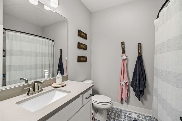 14916 Walnut Meadows Drive, Urbandale, IA 50323