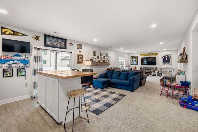 14916 Walnut Meadows Drive, Urbandale, IA 50323