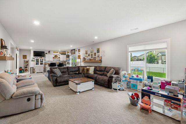 14916 Walnut Meadows Drive, Urbandale, IA 50323