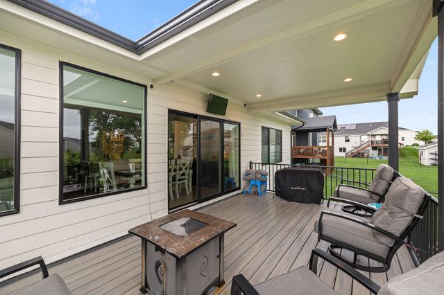 14916 Walnut Meadows Drive, Urbandale, IA 50323