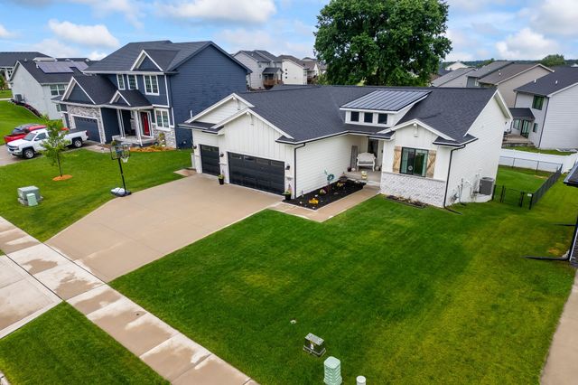 14916 Walnut Meadows Drive, Urbandale, IA 50323
