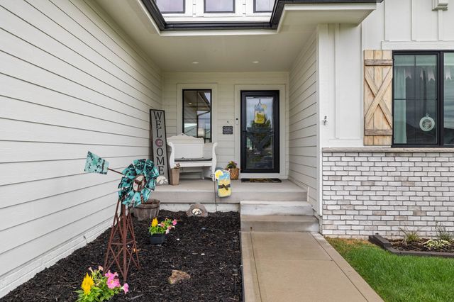 14916 Walnut Meadows Drive, Urbandale, IA 50323