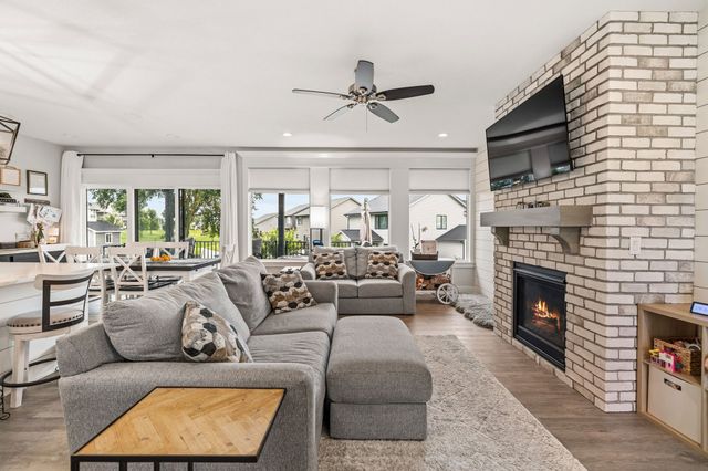 14916 Walnut Meadows Drive, Urbandale, IA 50323