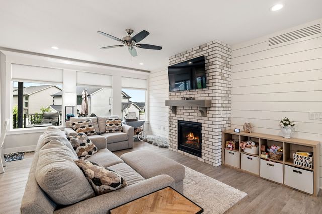 14916 Walnut Meadows Drive, Urbandale, IA 50323