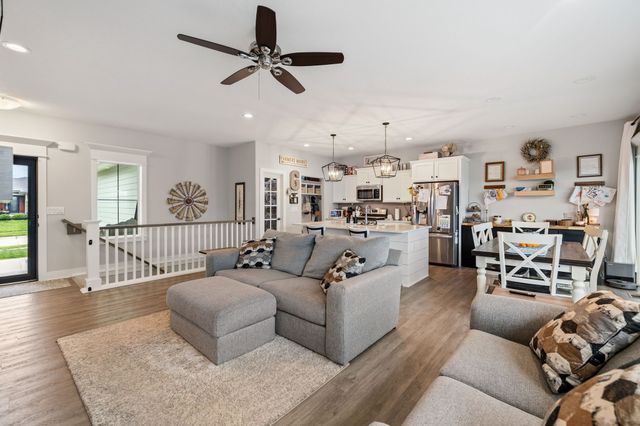14916 Walnut Meadows Drive, Urbandale, IA 50323